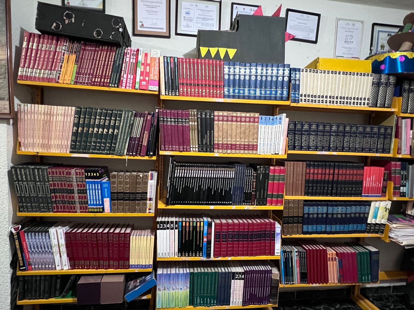 Biblioteca con iluminación cálida